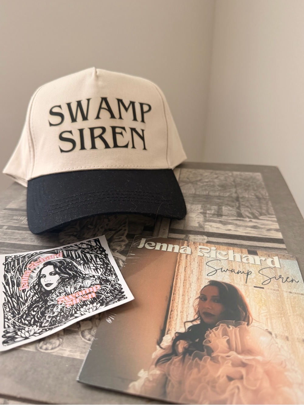 SWAMP SIREN Two-Tone Women's Cap - Cream & Black